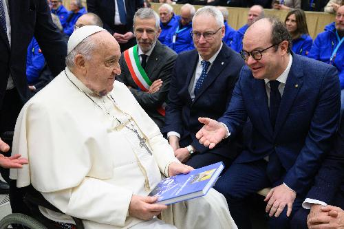 Il momento dell'incontro tra il Santo Padre e il vicegovernatore Mario Anzil